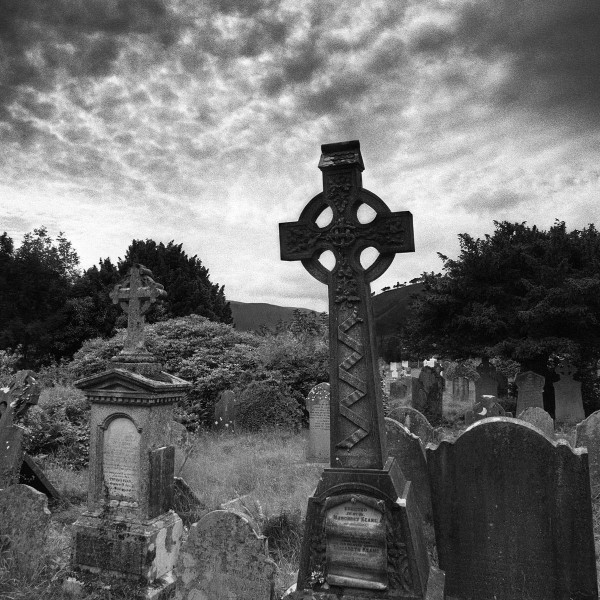 Mis Enemigos Descansan En El Cementerio