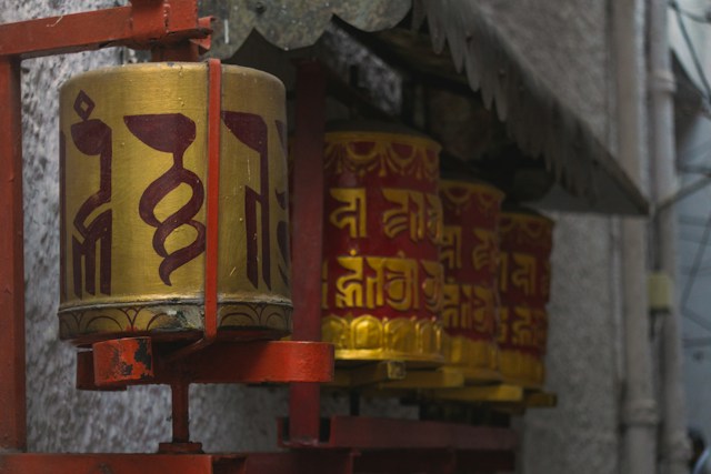 Avalokiteshvara - Great Compassion Mantra - Tibetan Monks Chant for Healing & Protection